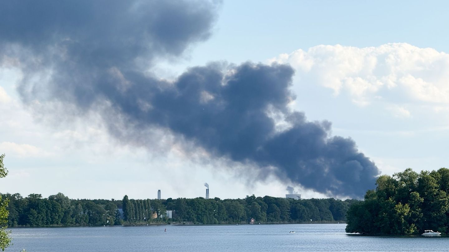 Feuer in Haslehorst: Brand in Kleingartensiedlung greift auf Lagerhalle über