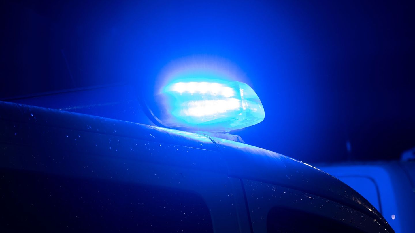Unfall auf Landstraße: Autofahrer kommt von Fahrbahn ab – Schwer verletzt