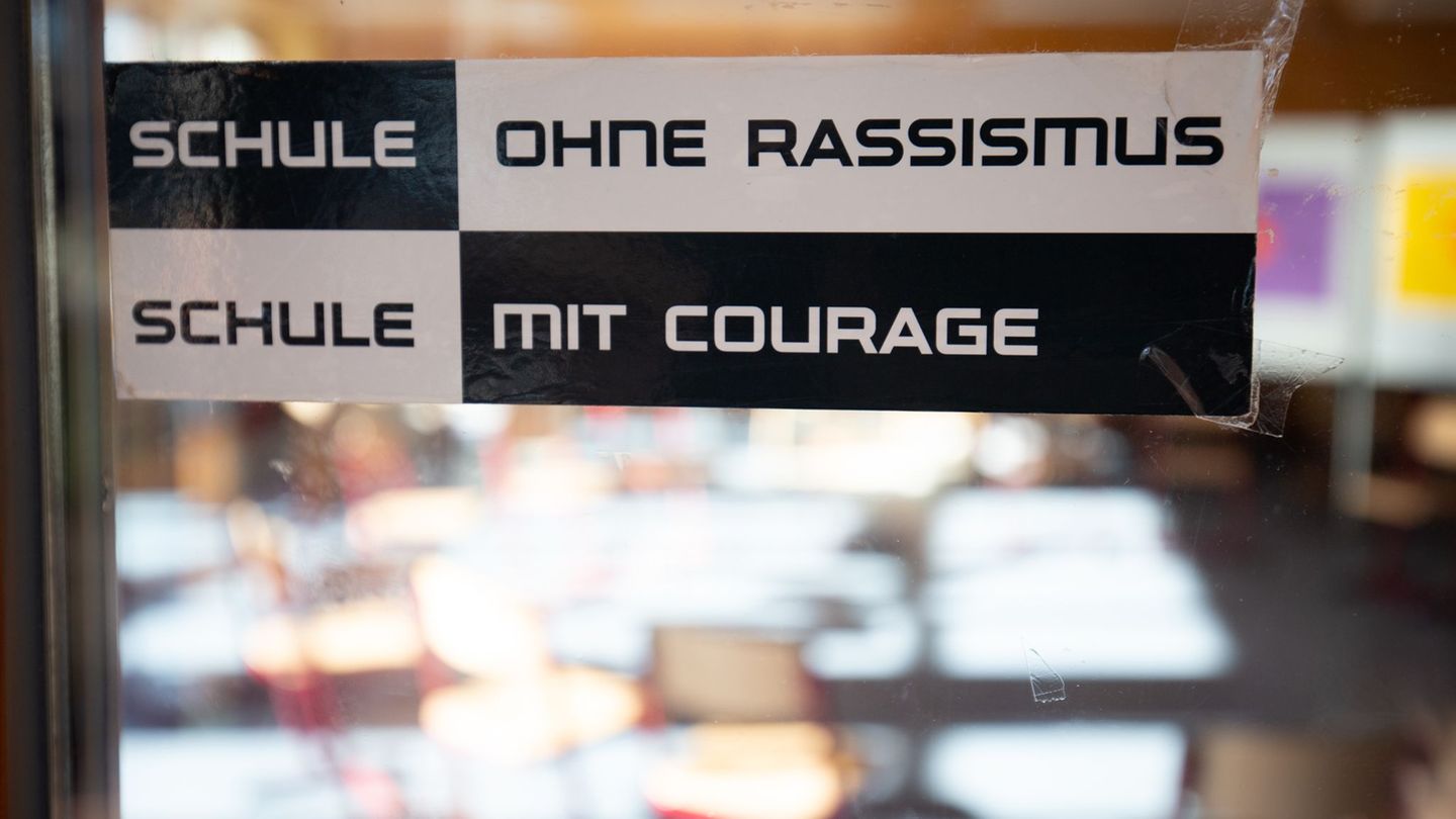 Schmierereien und Gewalt: Tatort Schule: Mehr politische Straftaten unter Jugendlichen