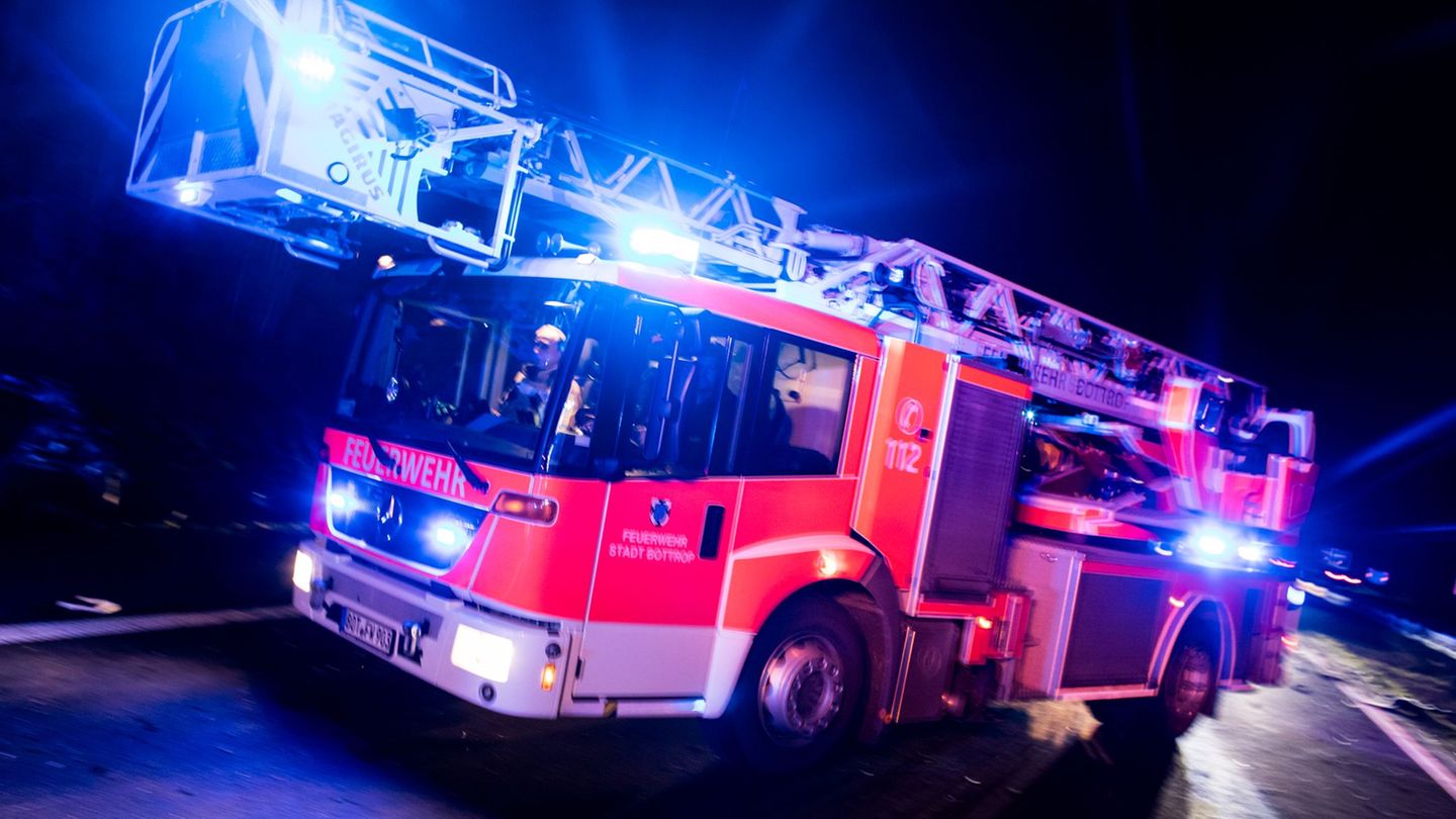 Flammen: Feuerwehr rettet zehn Erwachsene und zwei Kinder mit Leitern