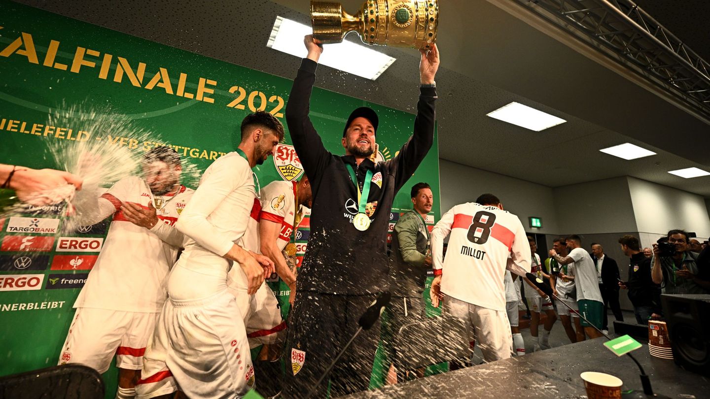 Nach DFB-Pokalsieg: Sektdusche für Hoeneß: VfB-Spieler stürmen Pressekonferenz