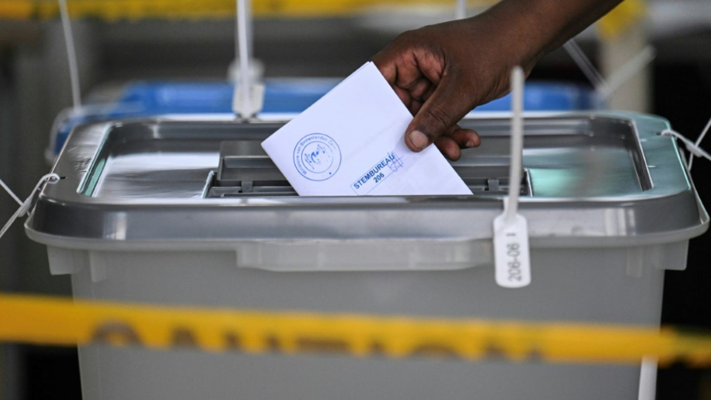 Menschen in Suriname wählen neues Parlament