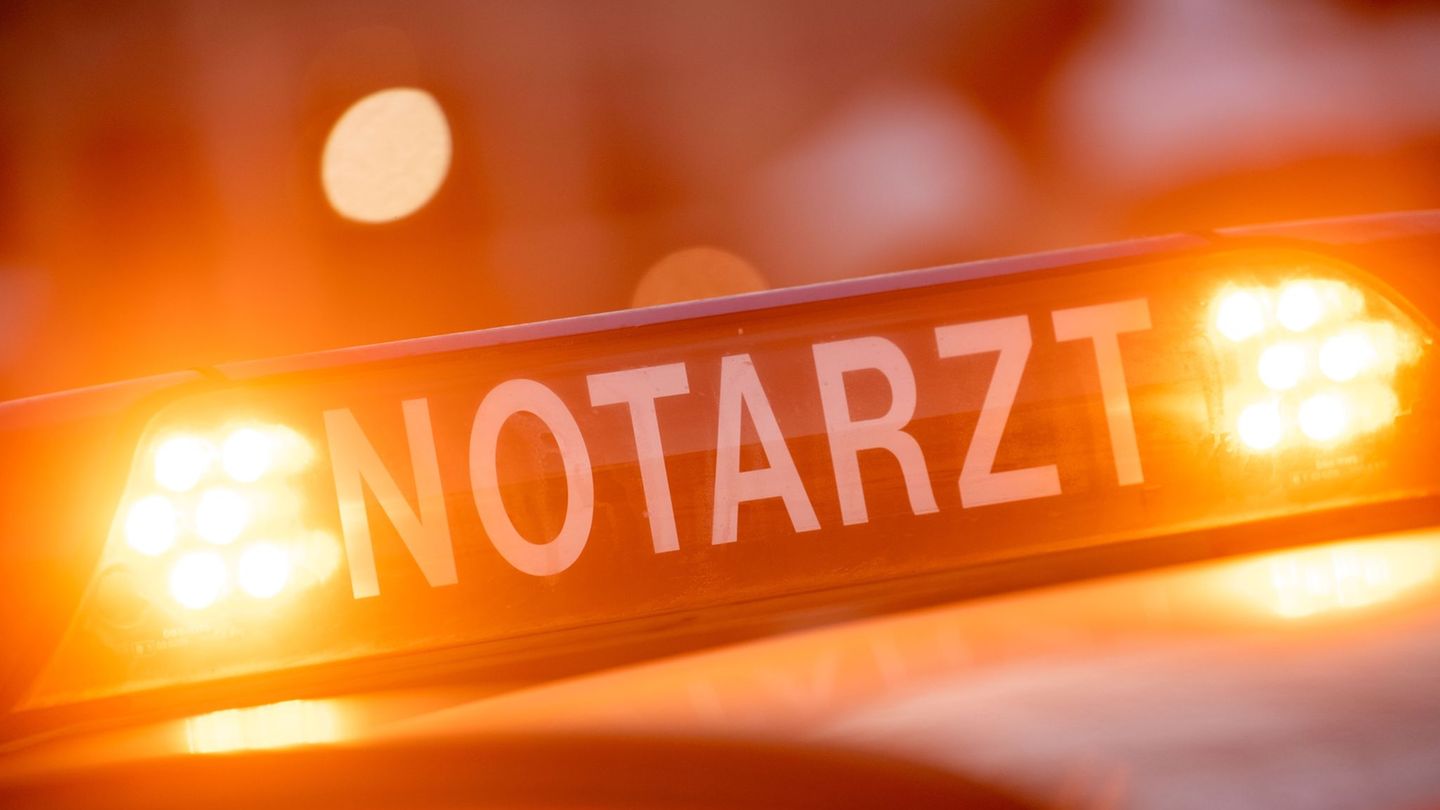 Verkehr: Unfälle mit Notarztwagen, Polizeiauto, Bus – fünf Verletzte