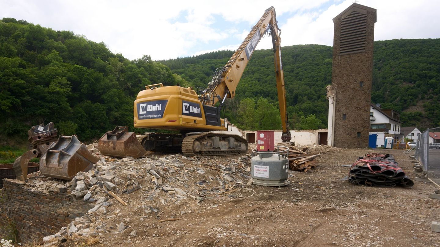 Folgen der Flut: Turmfalkenpaar verzögert Abriss von Kirche im Ahrtal