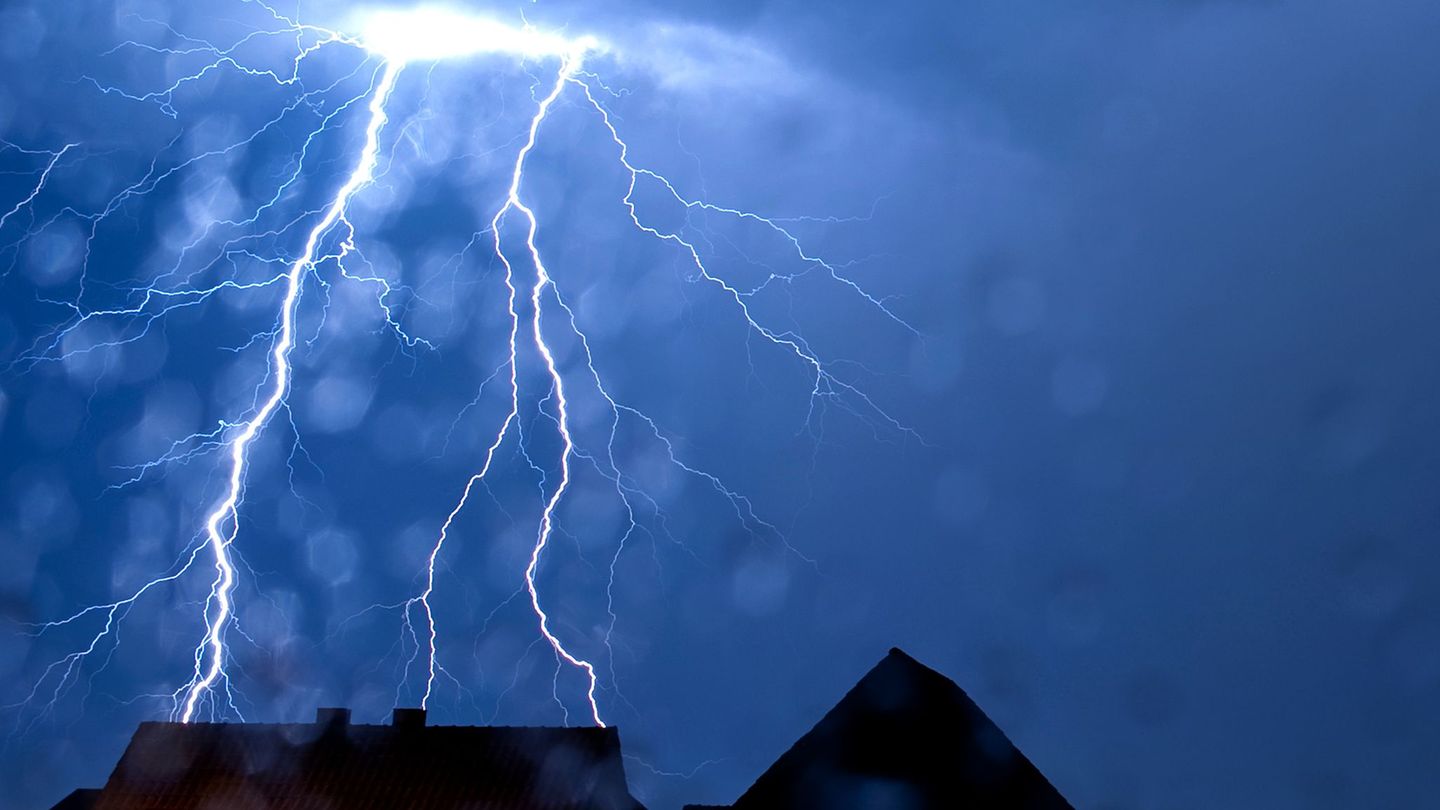 Blitzeinschlag: Blitz in Haus eingeschlagen – Dachstuhl abgebrannt