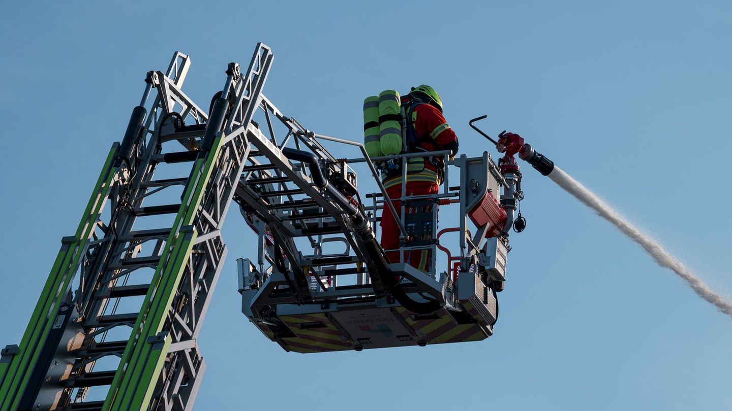 Einsatz: Feuerwehr rettet Menschen mit Drehleiter aus brennendem Haus
