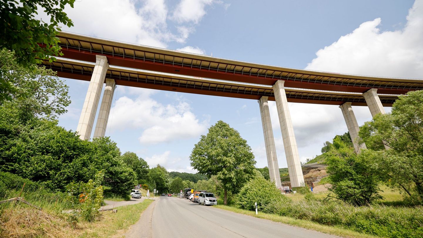 Spektakuläres Bauvorhaben: Premiere geglückt: Neuer A45-Brückenkoloss ist verschoben
