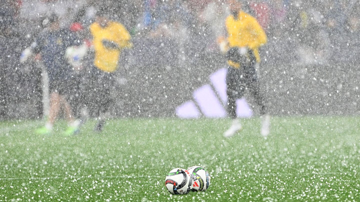 Fußball-Nations-League: Gewitter mit Hagel: Torhüter unterbrechen Aufwärmen