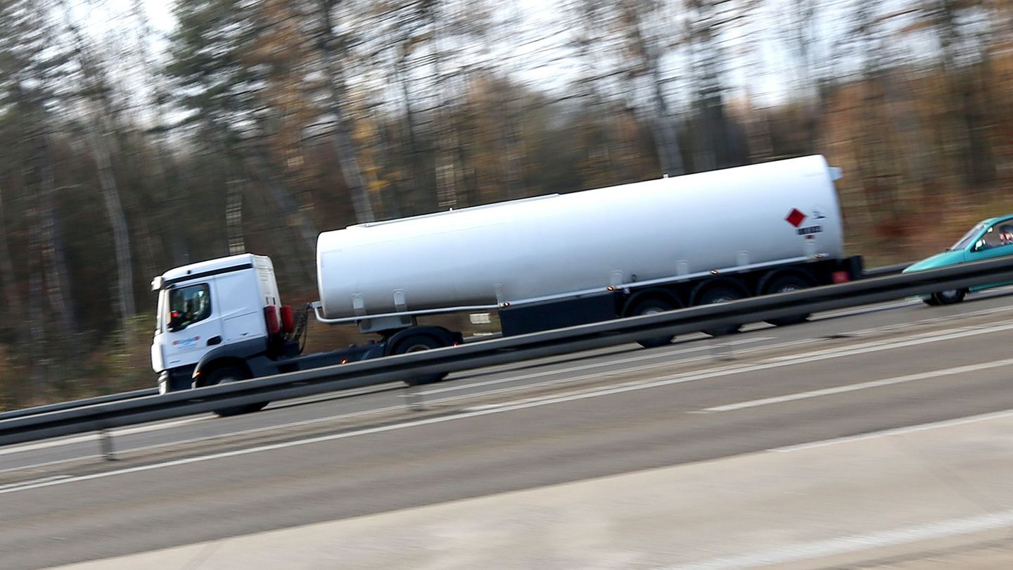 Verkehr: Tanklastwagen kippt auf Landstraße um