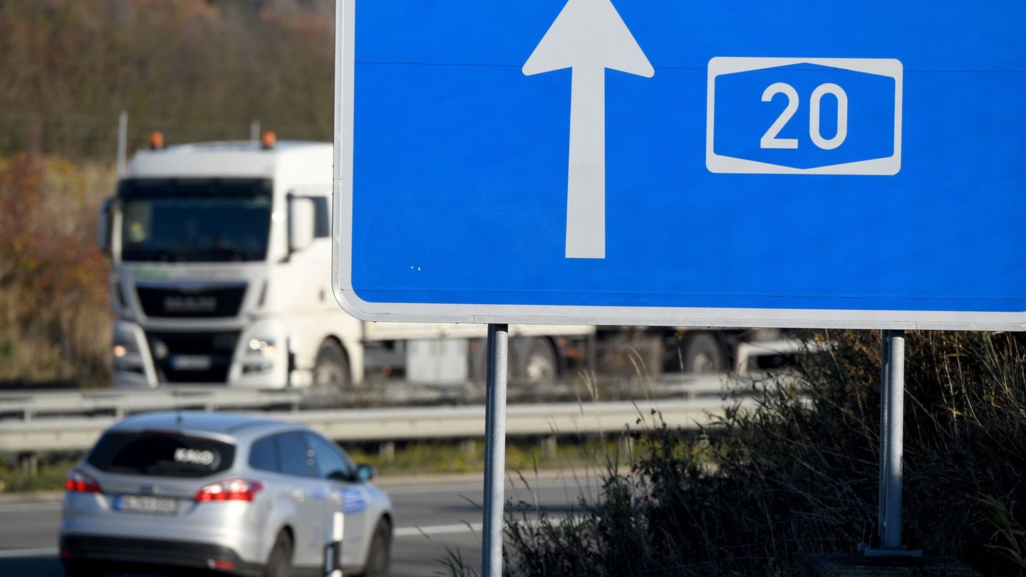 Landkreis Nordwestmecklenburg: Auto prallt auf A20 gegen Wildschutzzaun – drei Verletzte