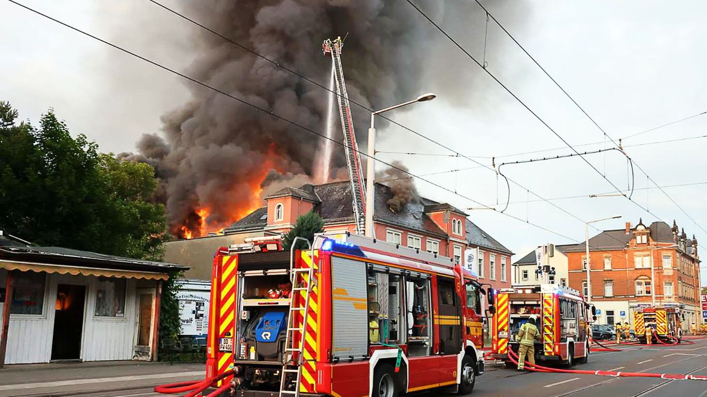 Brände: Feuer in ehemaliger Staatsoperette weitestgehend gelöscht