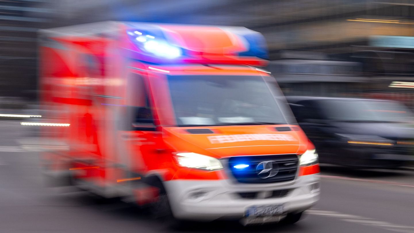 Unfälle: 58-Jähriger stirbt eingeklemmt in Auto