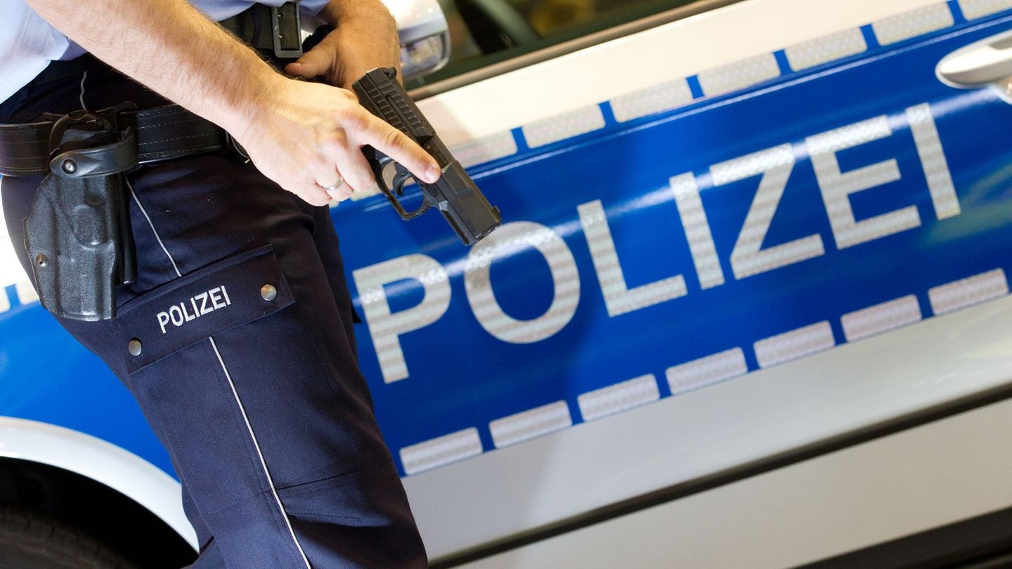 Hintergrund noch unklar: 20-Jährige wird von Schuss aus Polizeiwaffe verletzt