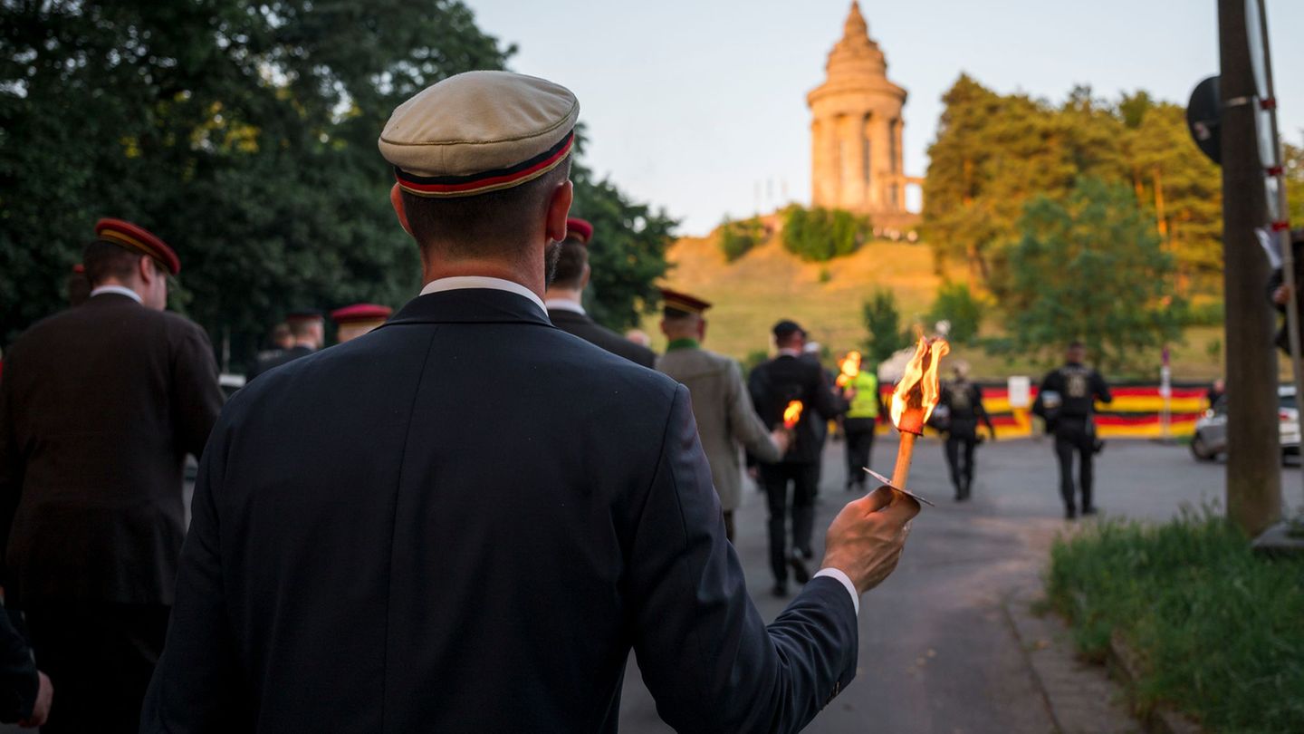 Aufmarsch: Fackelmarsch und Proteste zum Burschentag in Eisenach