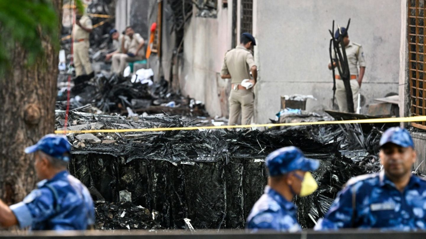 Nach Flugzeugabsturz in Indien durchkämmen Einsatzkräfte weiter die Trümmer