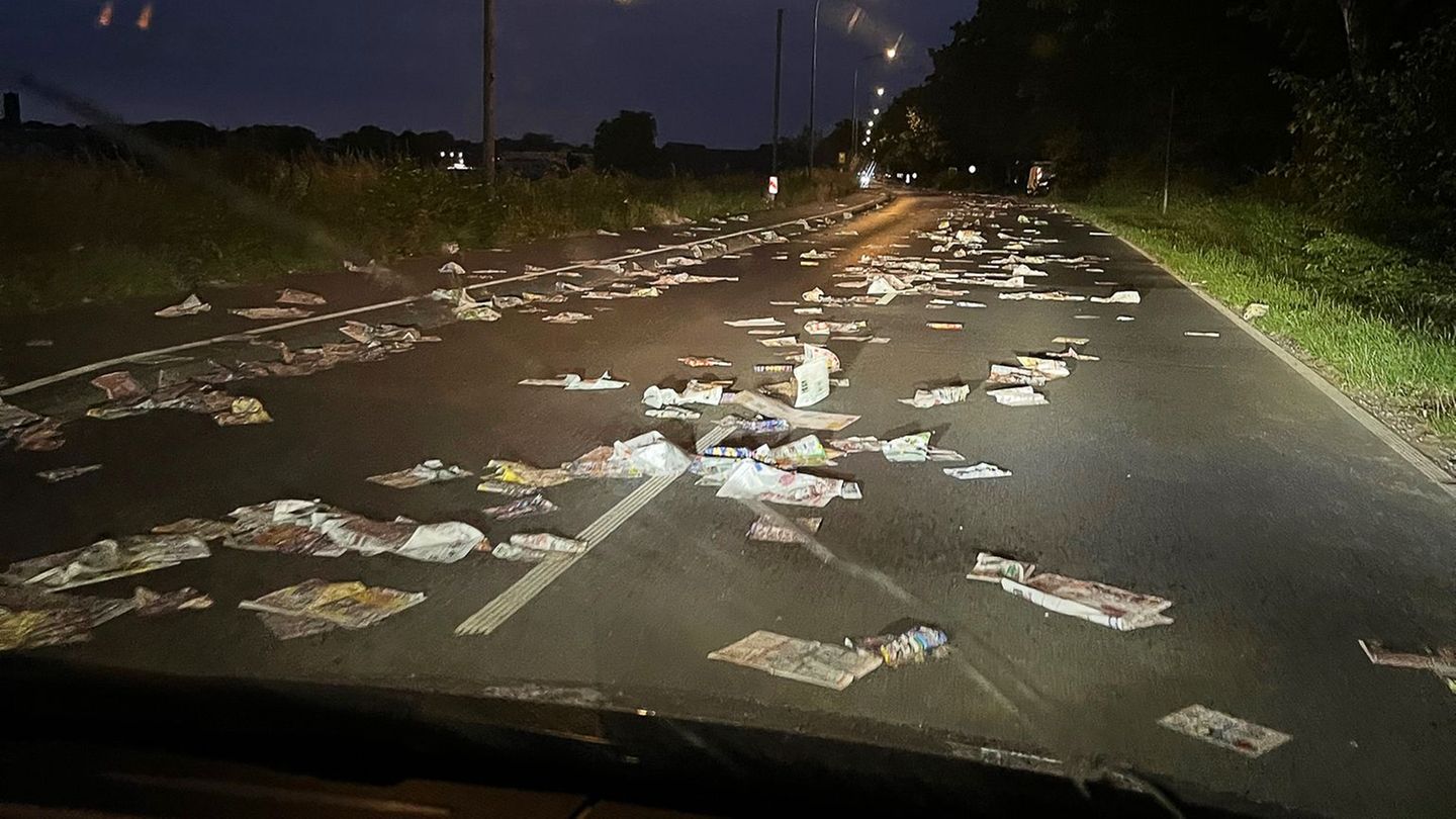 Kriminalität: Zeitungen auf Fahrbahn – Straßen müssen gereinigt werden